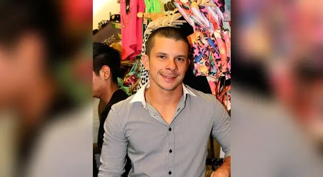 En coqueteos con colombiana. En coqueteos con colombiana.