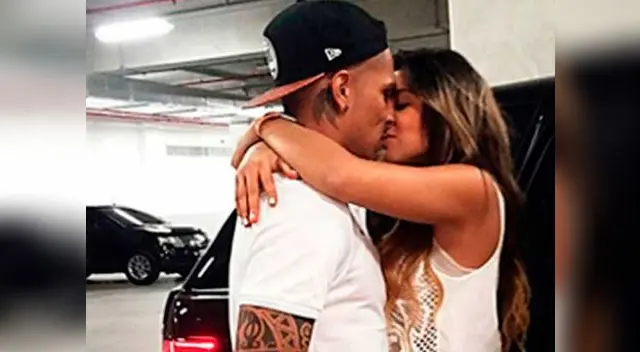 Gritan su amor a los cuatro vientos. Gritan su amor a los cuatro vientos.