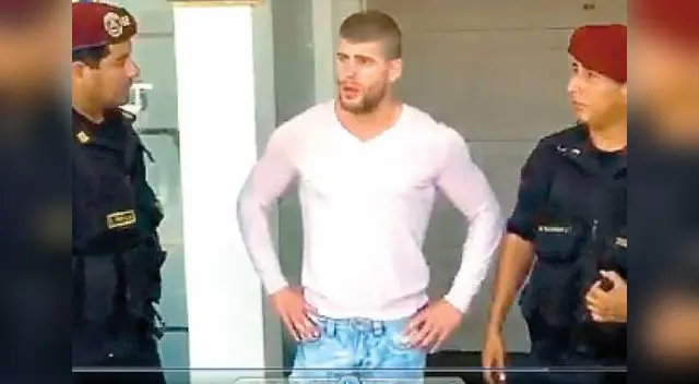 El extranjero se enfrentó a las autoridades antes de ser detenido. El extranjero se enfrentó a las autoridades antes de ser detenido.