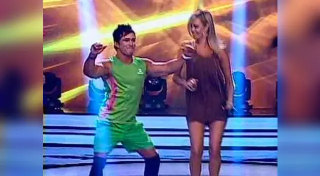 Entró bailando Castañeda. Entró bailando Castañeda.