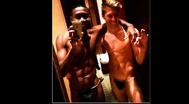 David Alaba y Mitchell Weiser se tomaron selfie en tanga. 