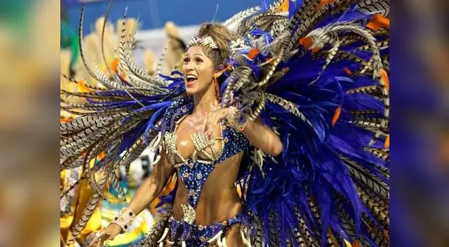 Bellas mujeres y coloridos bailes se presentan en el sambódromo.