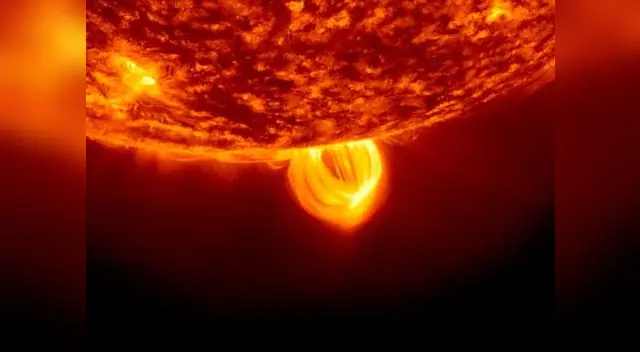 Llamarada solar en plena actividad.