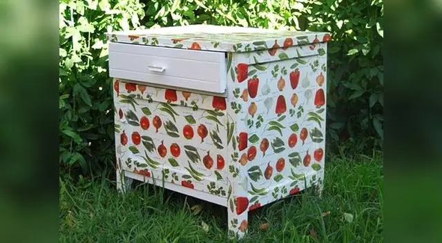 Las imágenes para el decoupage deben ser nítidas, pueden ser líneas o flores. 