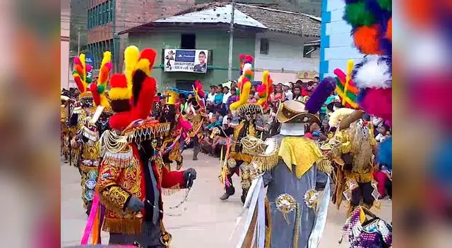 Durante los tres días que dura la festividad, las familias salen a las calles y plazas a bailar.