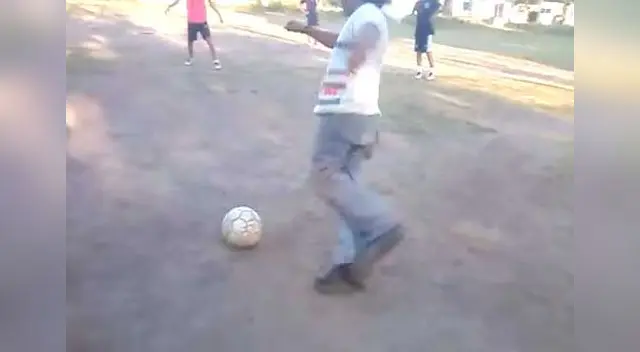 Este hombre interrumpió un partido y se llevó los aplausos.