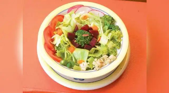 El secreto del chef: Para darle un gusto adicional a tu ensalada puedes echarle una pizca de aceite de oliva. El secreto del chef: Para darle un gusto adicional a tu ensalada puedes echarle una pizca de aceite de oliva.
