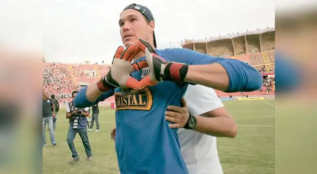 Forsyth marca distancia de su ex pareja Stephanie Valenzuela, quien dijo haber estado embarazada de él.