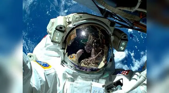 Astronautas se hacen selfies en caminata especial. Astronautas se hacen selfies en caminata especial.
