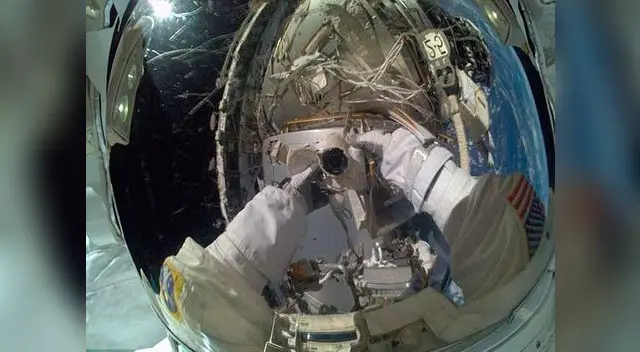 Astronautas se hacen selfies en caminata especial. Astronautas se hacen selfies en caminata especial.