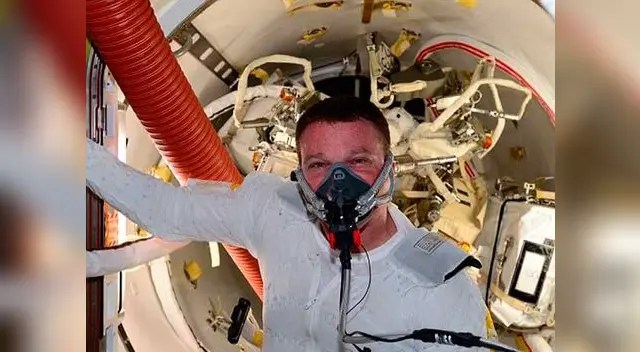 Astronautas se hacen selfies en caminata especial. Astronautas se hacen selfies en caminata especial.