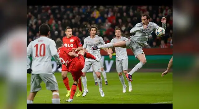 Godín salta y estira la pierna en un intento por detener la internada de un rival. El defensa estuvo sobrio por momentos, pero también cometió algunos errores. Godín salta y estira la pierna en un intento por detener la internada de un rival. El defensa estuvo sobrio por momentos, pero también cometió algunos errores.