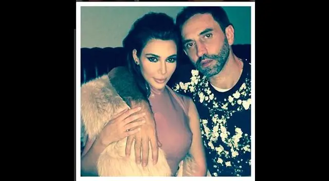 Fotógrafo cogió un seno de Kim. 