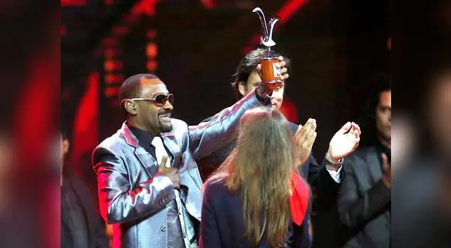 Cantante Alex Ramírez ganó como mejor intérprete de folclor y le dieron 10 mil dólares. Cantante Alex Ramírez ganó como mejor intérprete de folclor y le dieron 10 mil dólares.