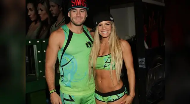 Pareja empieza a dar rienda suelta a su romance. Pareja empieza a dar rienda suelta a su romance.