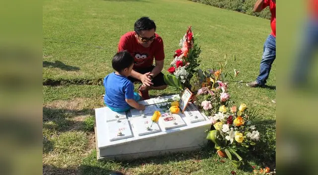 Sus dos hijos la recuerdan viendo sus fotos y videos familiares Sus dos hijos la recuerdan viendo sus fotos y videos familiares