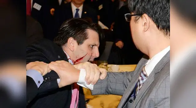 Mark Lipper, segundos después de ser acuchillado. Mark Lipper, segundos después de ser acuchillado.