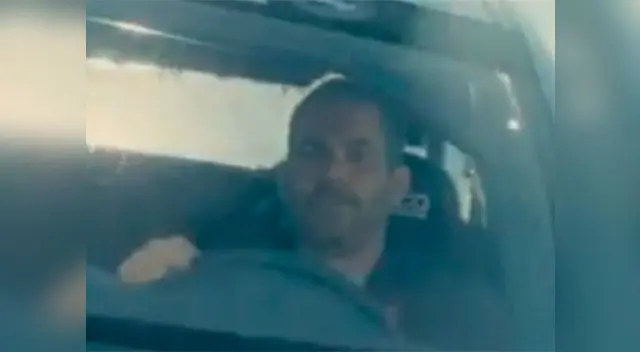 En la escena, los corredores de autos se lanzan al vació a siete mil pies de altura.