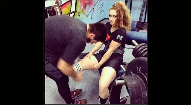 Julia Vins tiene un cuerpo atlético para defenderse. 