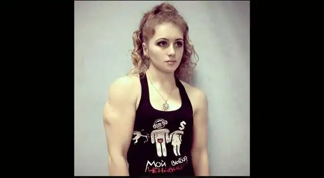 Julia Vins tiene un cuerpo atlético para defenderse. 