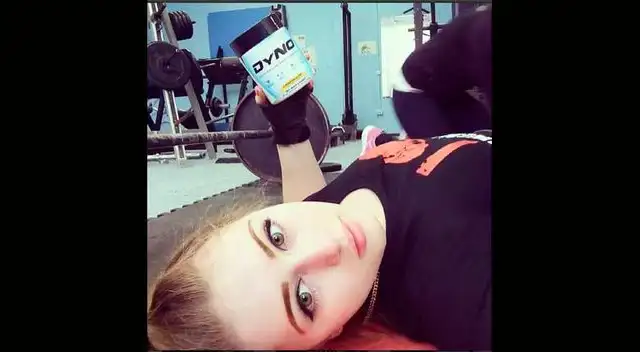 Julia Vins tiene un cuerpo atlético para defenderse. 