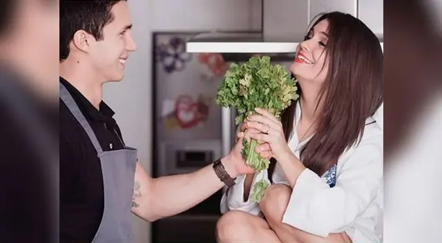 Actriz está muy enamorada.