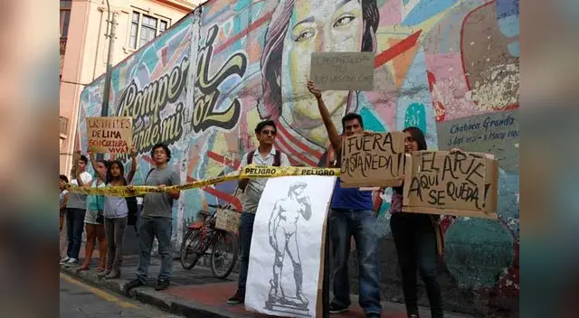 Colectivos protestan para que no sigan pintado de amarillo los murales den Centro Histórico de Lima. 