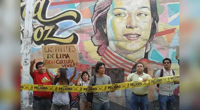 Colectivos protestan para que no sigan pintado de amarillo los murales den Centro Histórico de Lima. 