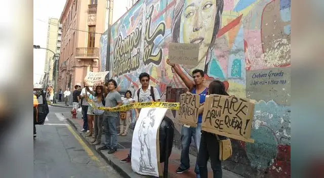 Colectivos protestan para que no sigan pintado de amarillo los murales den Centro Histórico de Lima. 