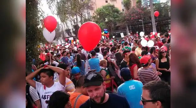 Jóvenes marchan por la avenida Arequipa con dirección a la Plaza San Martín Jóvenes marchan por la avenida Arequipa con dirección a la Plaza San Martín