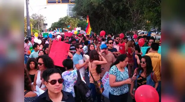 Jóvenes marchan por la avenida Arequipa con dirección a la Plaza San Martín Jóvenes marchan por la avenida Arequipa con dirección a la Plaza San Martín