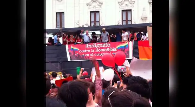 Los manifestantes mostraron su apoyo al parlamentario Los manifestantes mostraron su apoyo al parlamentario