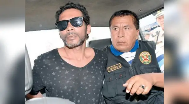 Esposado y custodiado por un miembro de la policía fue llevado a la fiscalía de donde pasaría al Poder Judicial.