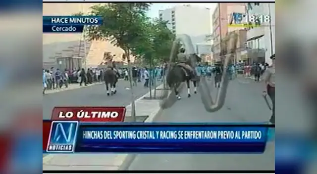 Hinchas de ambos equipos se enfrentaron fuera del Estadio Nacional Hinchas de ambos equipos se enfrentaron fuera del Estadio Nacional