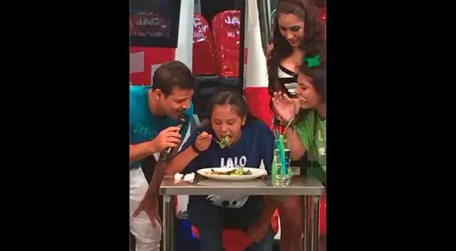 En las redes sociales criticaron que los participantes tengan que comer ensalada de cucaracha. En las redes sociales criticaron que los participantes tengan que comer ensalada de cucaracha.