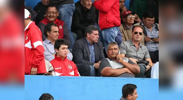 Suárez presenció el juego de su equipo junto a “Chemo” del Solar 