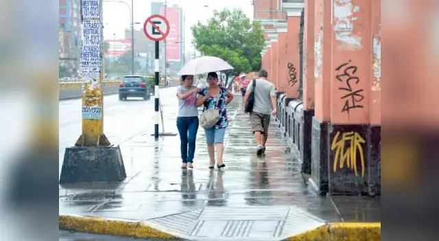 Las calles se mojaron por la intensa lluvia.