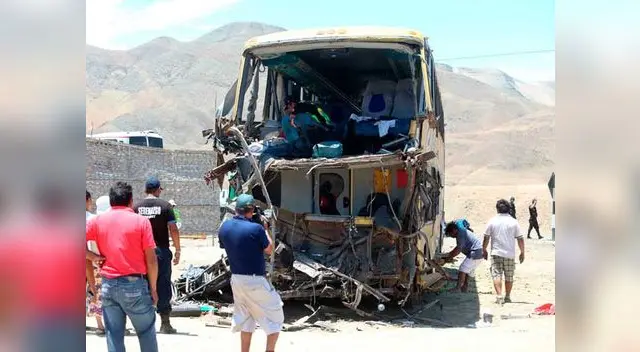Penoso rescate de los cadáveres que fueron rescatados de los fierros retorcidos.