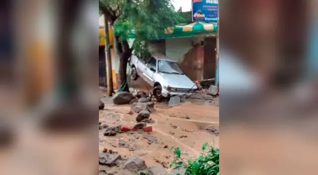 Así quedó un auto por la fuerza de las aguas. 