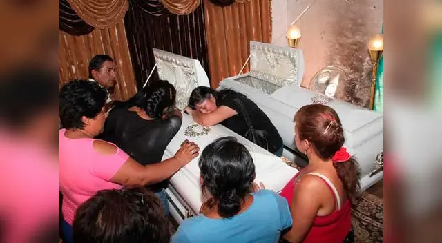 En coliseo deudos dieron último adiós a fallecidos en trágico accidente.