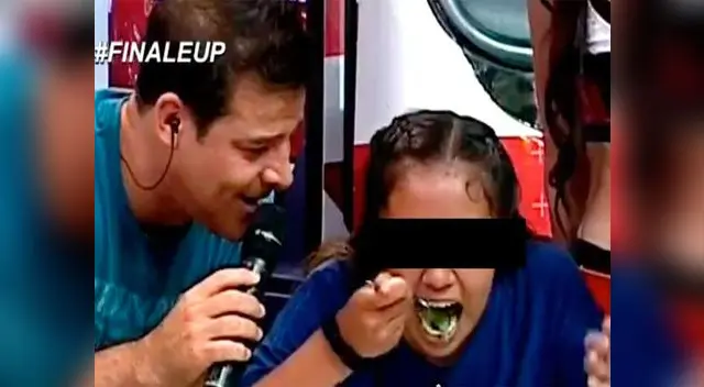 Escena en la que menor comer cucarachas muertas.