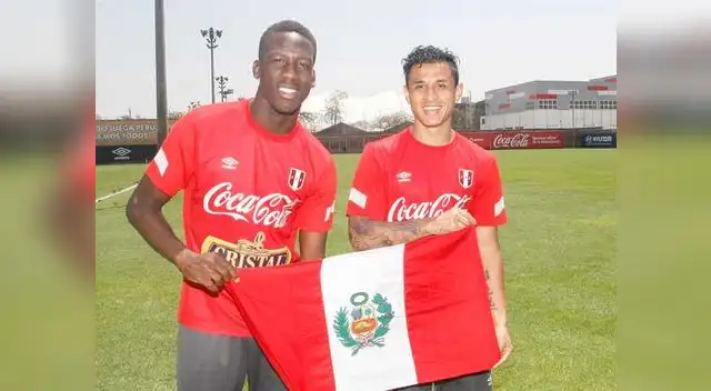 Advíncula y Yotún en un alto a sus entrenamientos para la foto de producción.