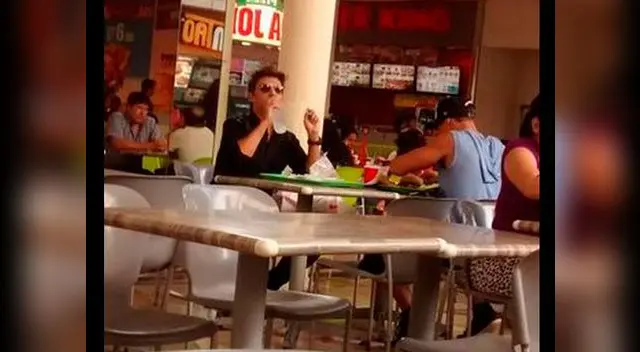 Pareja de amigos fue ampayada en patio de comidas de centro comercial. Pareja de amigos fue ampayada en patio de comidas de centro comercial.