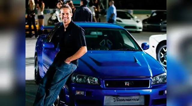 En su famoso auto azul. En su famoso auto azul.