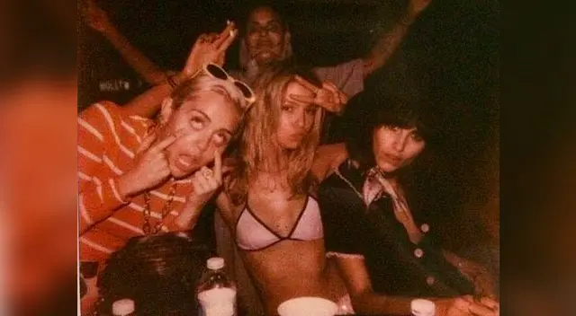 Ex Hannah Montana y amigos haciendo gestitos. Ex Hannah Montana y amigos haciendo gestitos.