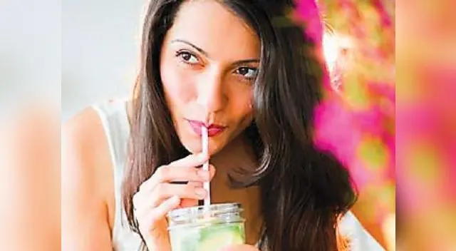 La vitamina c ayuda a bloquear la producción de los radicales libres en el cuerpo.