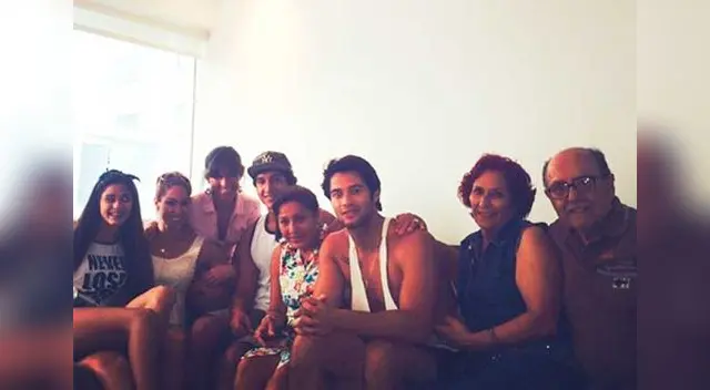 Una foto en la que aparecen todos muy unidos. 