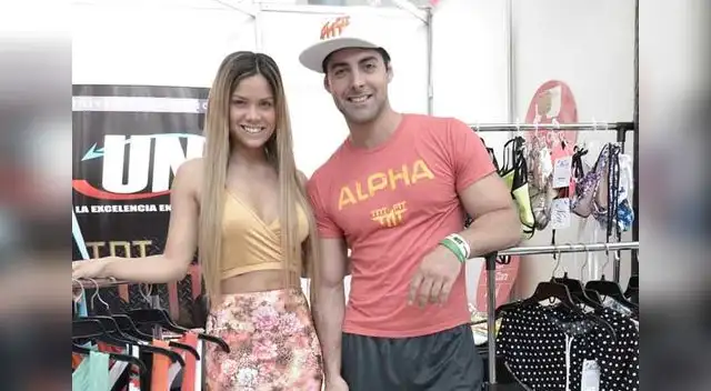 Popular parejita se alista para cambiar pañales. Popular parejita se alista para cambiar pañales.