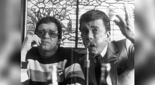 Héctor Lavoe durante una conferencia de prensa en Perú. A su lado, Saravá.