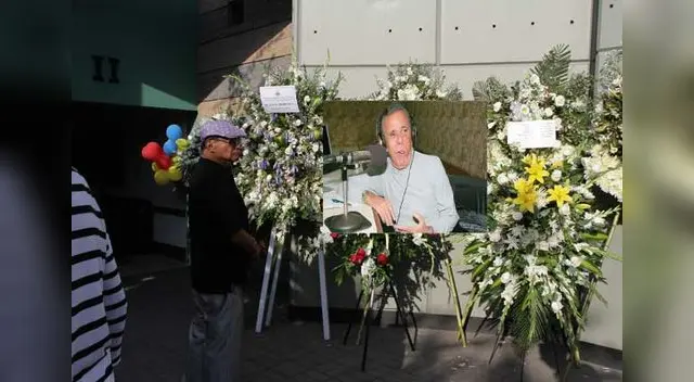 Llegaron arreglos florales de distintas personalidades de la salsa.